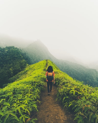 走在山路上的女人